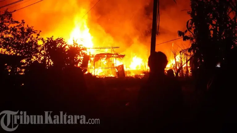 Detik-Detik Kebakaran di Tanjung Selor: Mobil Terbakar Picu Api Menjalar ke Kios Bensin